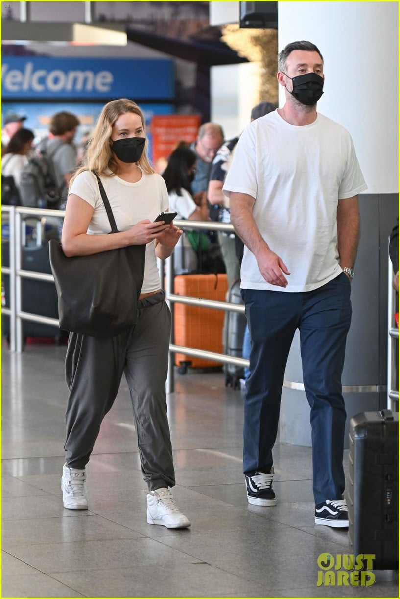 jennifer lawrence cooke maroney at airport 014799753