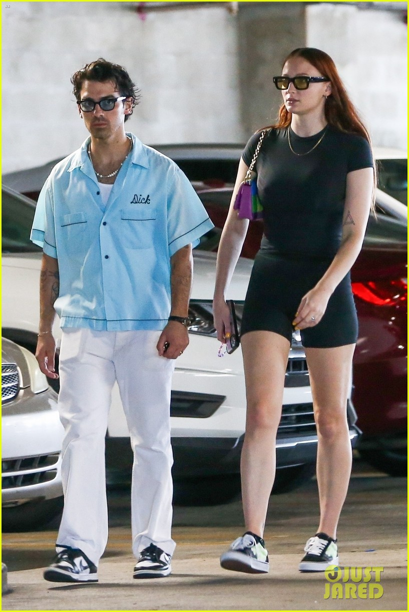 joe jonas sophie turner do some shopping together in miami 034802890