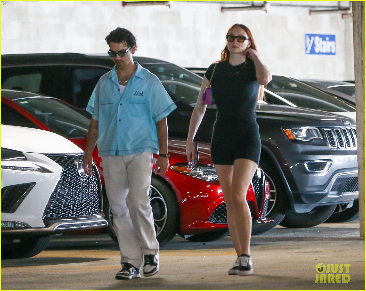 joe jonas sophie turner do some shopping together in miami 054802892