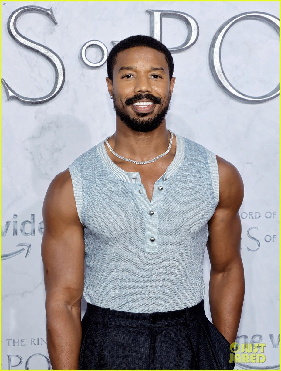 michael b jordan shows off his muscles lord of the rings premiere 024802777