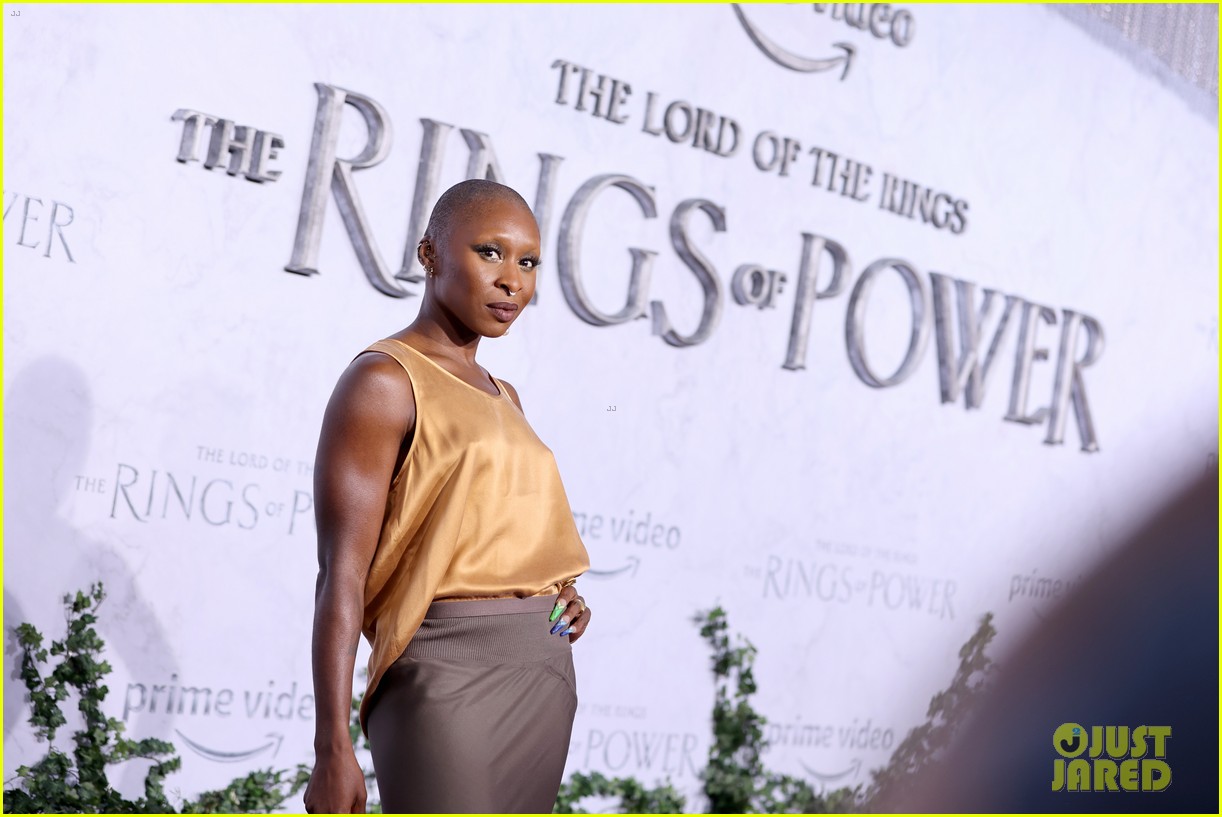 michael b jordan shows off his muscles lord of the rings premiere 274802802