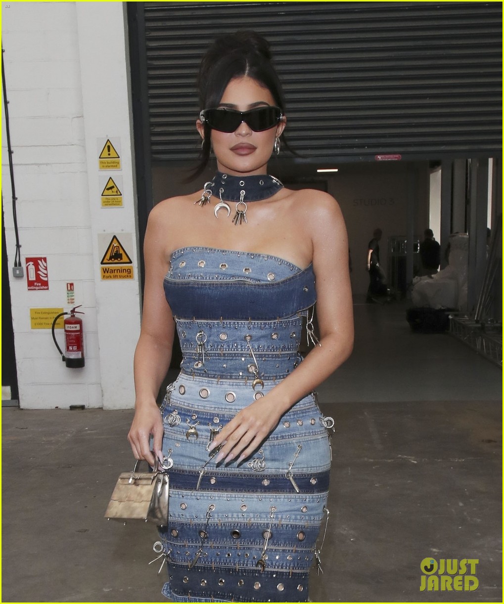 Kylie or Kim Kylie Jenner looks just like older sister as she squeezes  into skintight denim skirt  Mirror Online