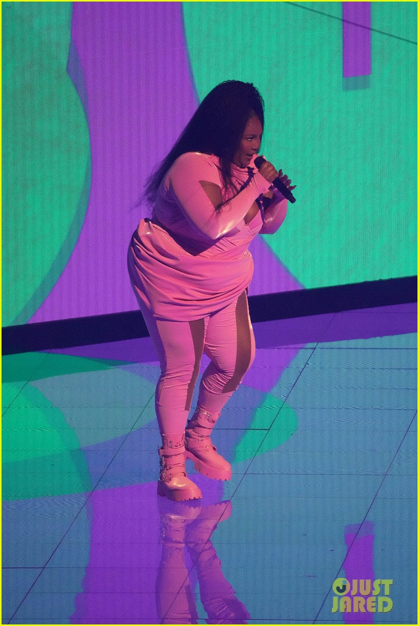 Lizzo Performs Her New Song '2 Be Loved' at MTV VMAs 2022 Watch Video