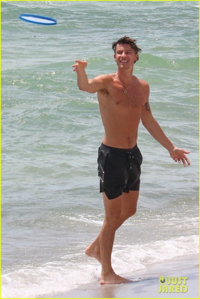 Birthday Boy Shawn Mendes Looks So Happy in New Shirtless Beach Photos! sha...