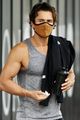 orlando bloom shows off his muscles leaving the gym 02