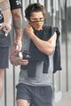 orlando bloom shows off his muscles leaving the gym 04