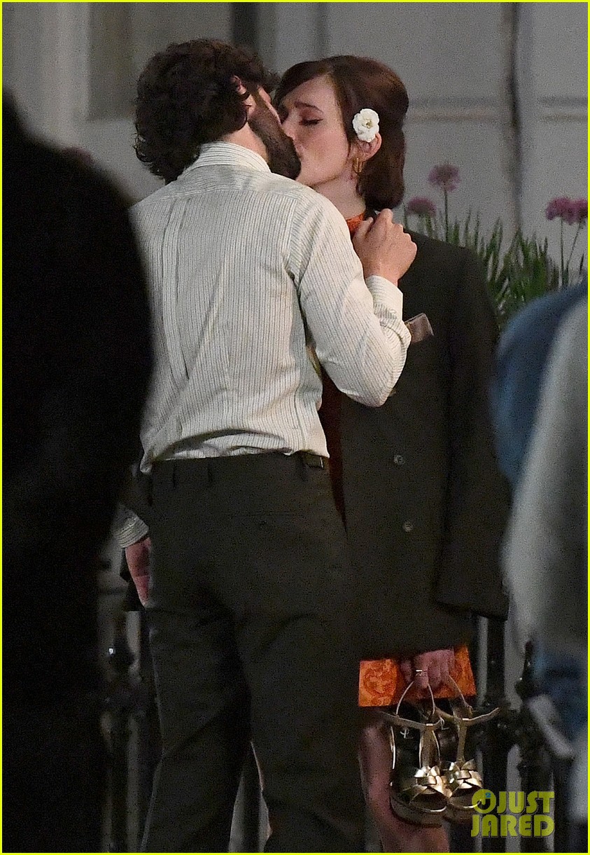 Penn Badgley Kisses [Spoiler Alert] on the Set of 'You' in London - See ...