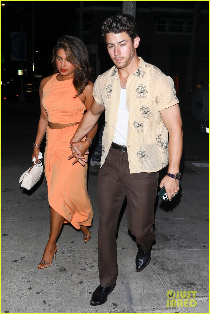 Nick Jonas & Priyanka Chopra Hold Hands on Dinner Date in West(02)