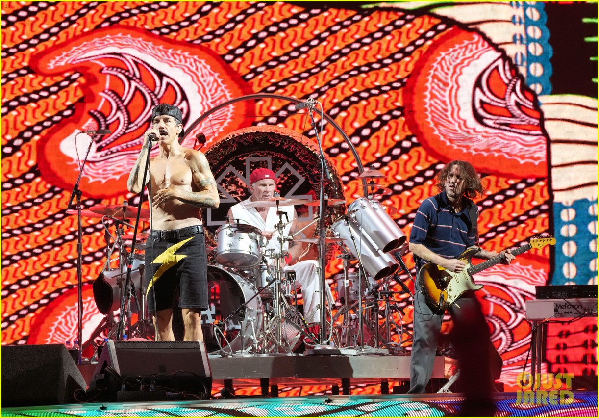 Red Hot Chili Peppers' Set List for Summer 2022 Tour Revealed! Photo