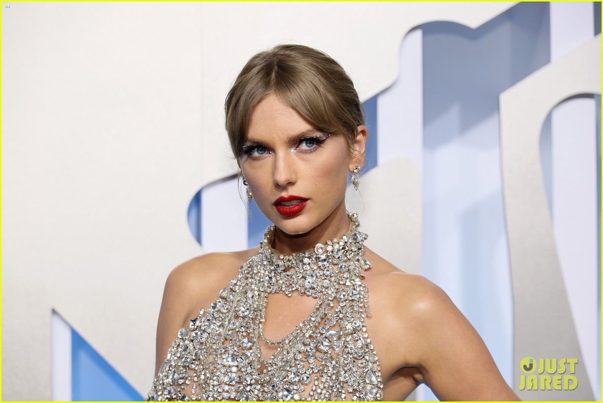 Taylor Swift's Dress at MTV VMAs 2022 Needs to Be Seen from the Front