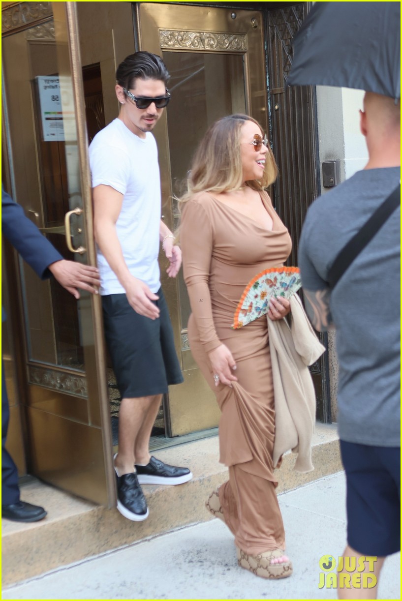 Mariah Carey Carries Butterfly-Print Hand Fan During NYC Outing with Boyfri...