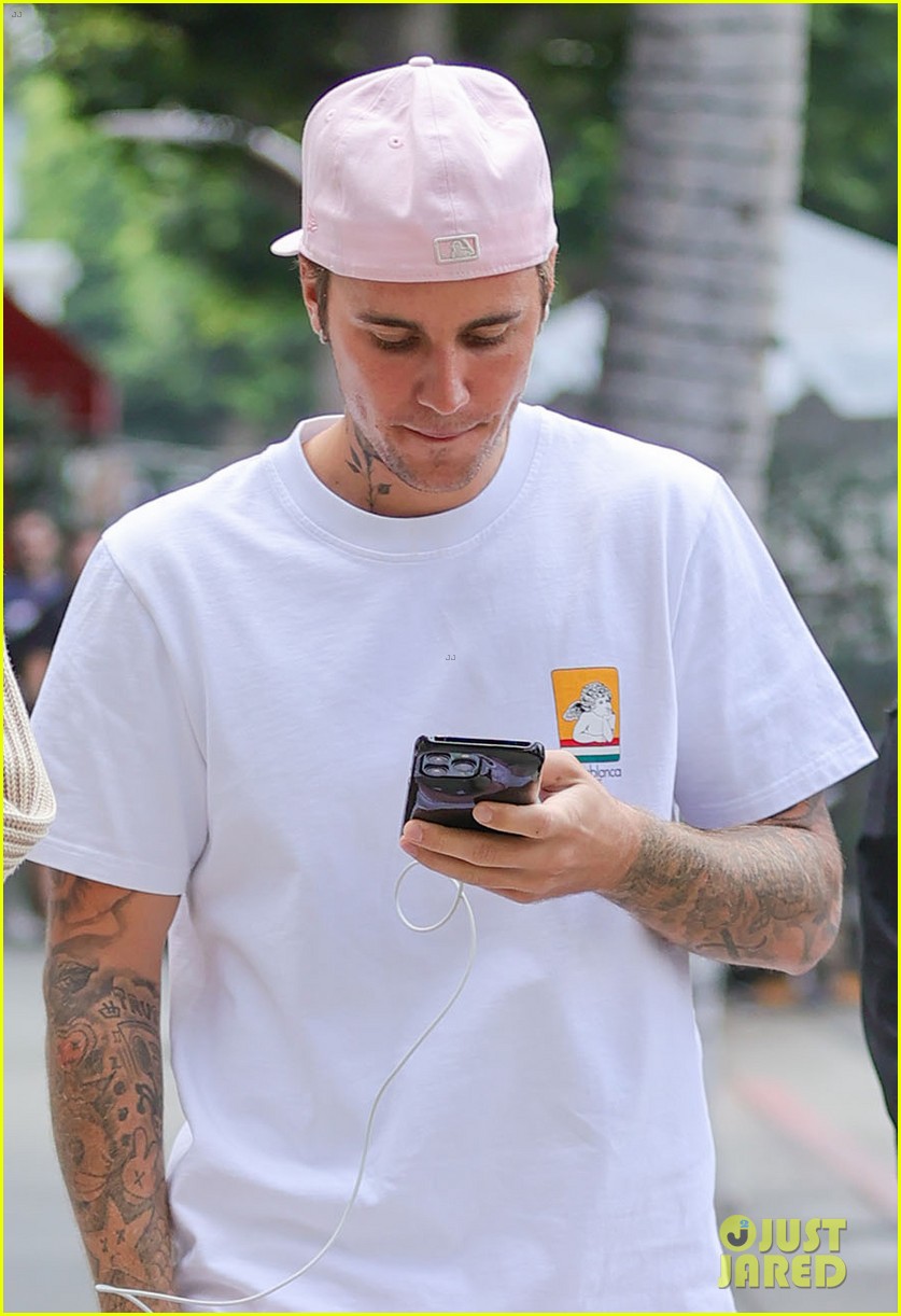 hailey bieber justin bieber coffee run after selena comments 044830335
