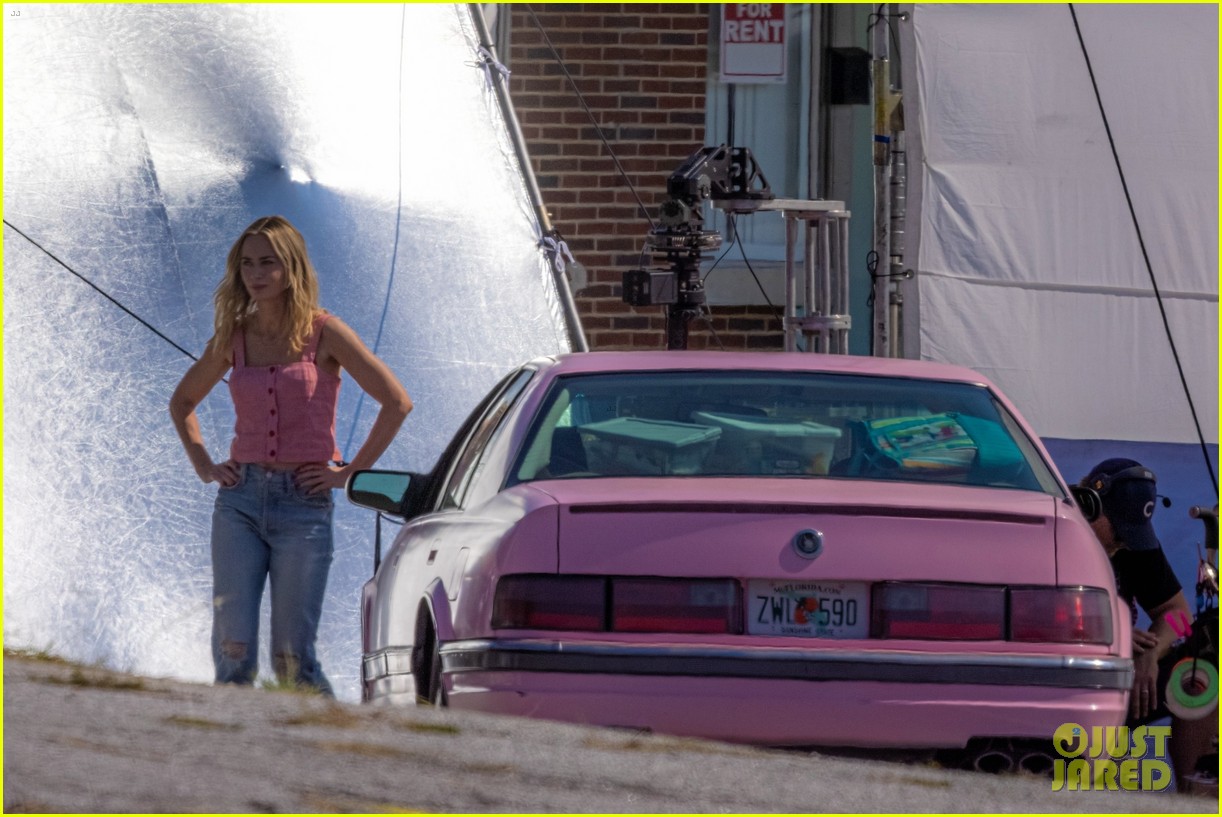 emily blunt twins with pink car pain hustlers set 044825656