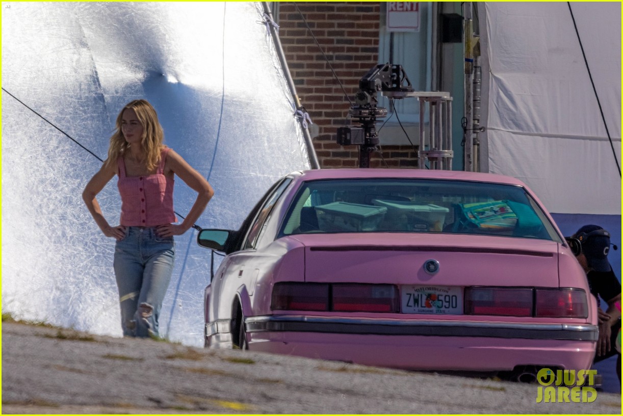 emily blunt twins with pink car pain hustlers set 084825660