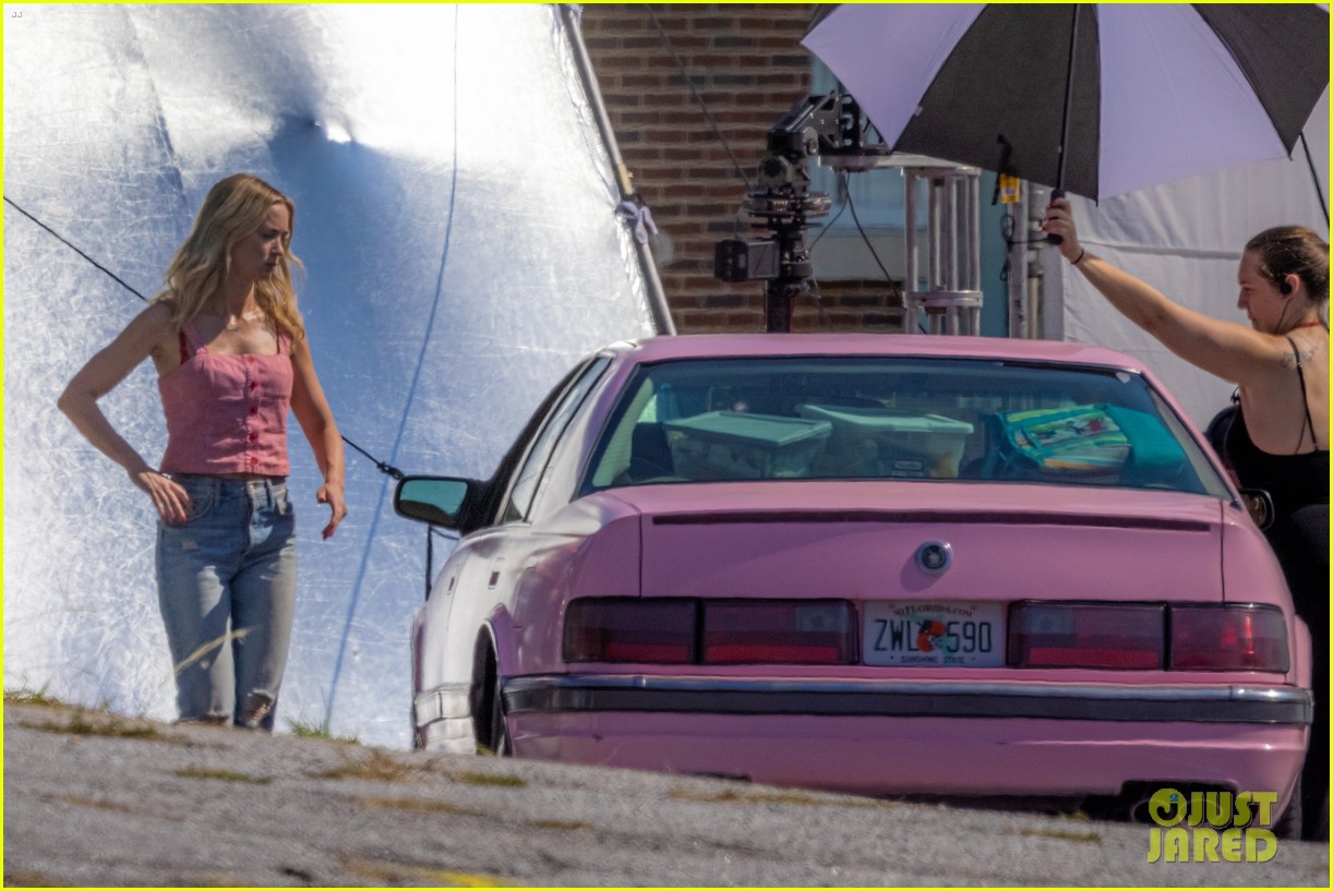 emily blunt twins with pink car pain hustlers set 164825668