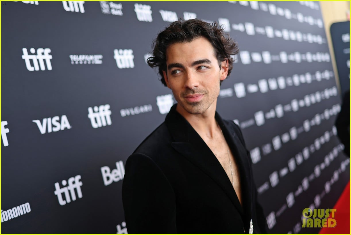Joe Jonas Gets Wife Sophie Turner's Support at 'Devotion' Premiere at TIFF 2022! Photo 4818621