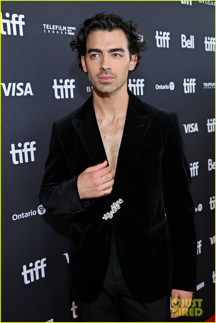 Joe Jonas Gets Wife Sophie Turner's Support at 'Devotion' Premiere at TIFF 2022! Photo 4818622
