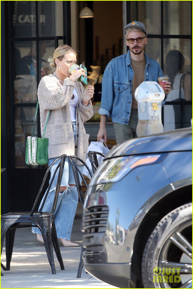 Hilary Duff & Husband Matthew Koma Hold Hands on Morning Breakfast Date(02)