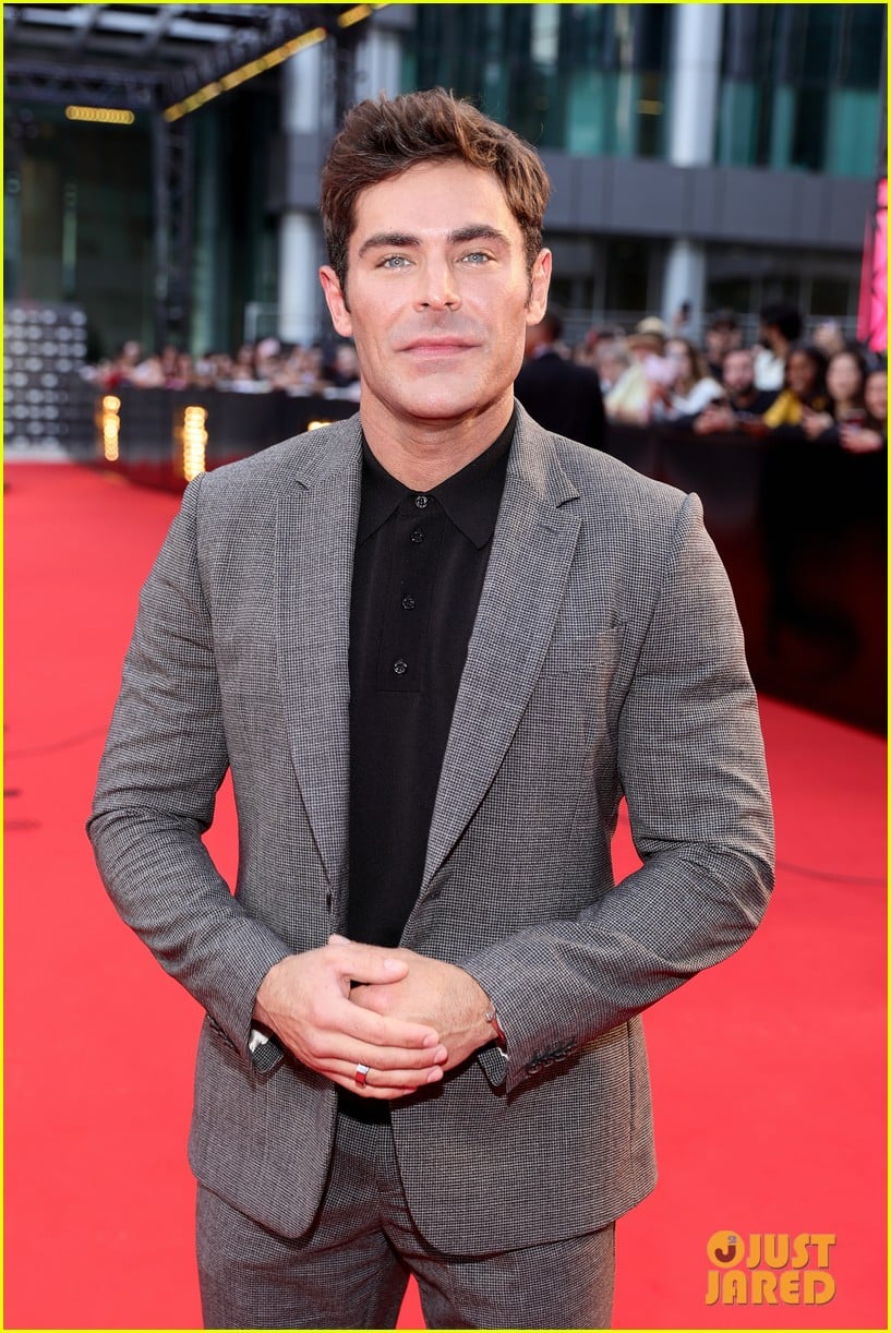 konsonant historie har en finger i kagen Zac Efron Smiles Wide at TIFF 2022, His First Red Carpet Appearance in Over  Three Years: Photo 4819264 | 2022 Toronto Film Festival, Alex Huynh, Andrew  Muscato, Archie Renaux, Jake Picking, Joe