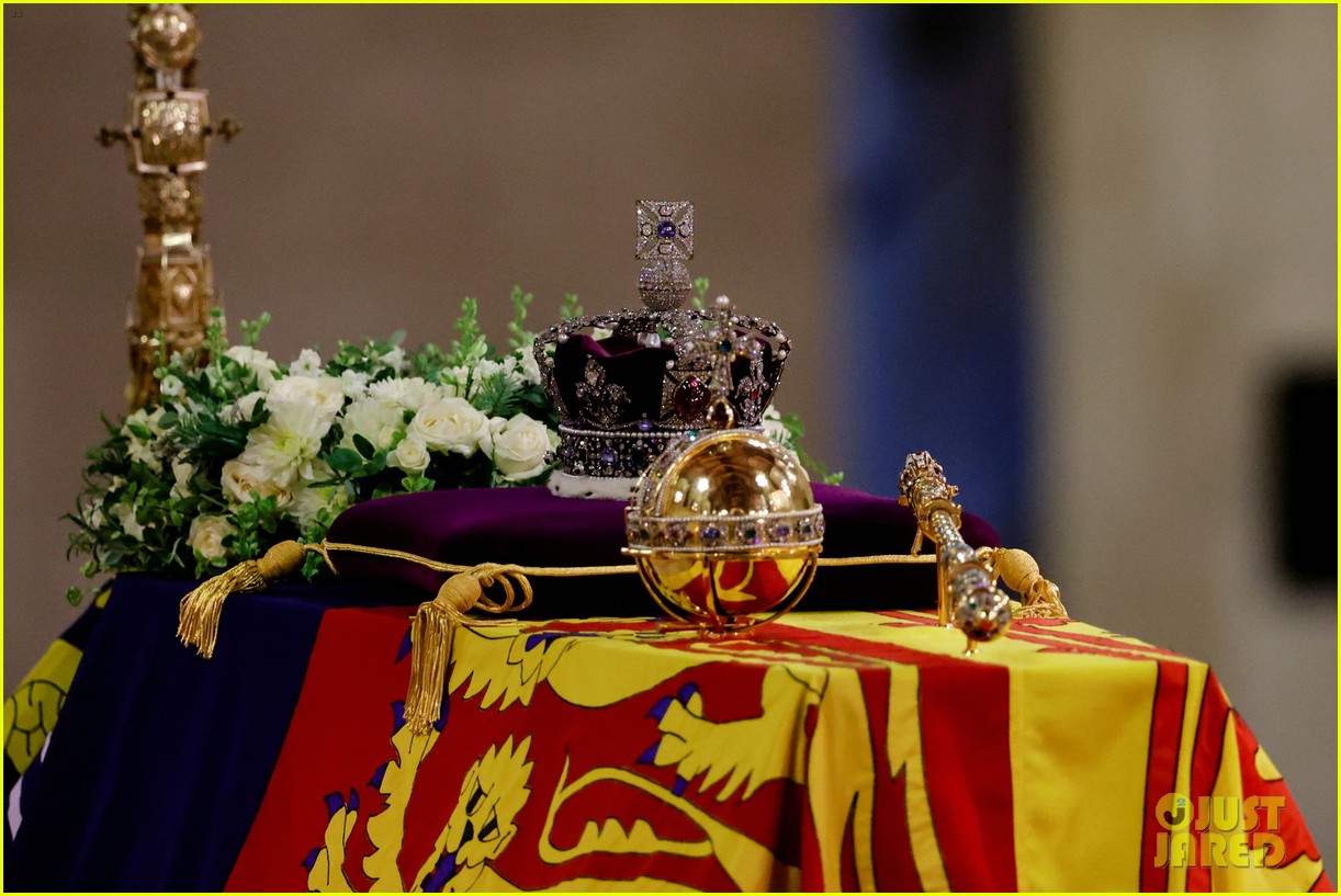Queen Elizabeth's Imperial State Crown Details & Estimated Worth