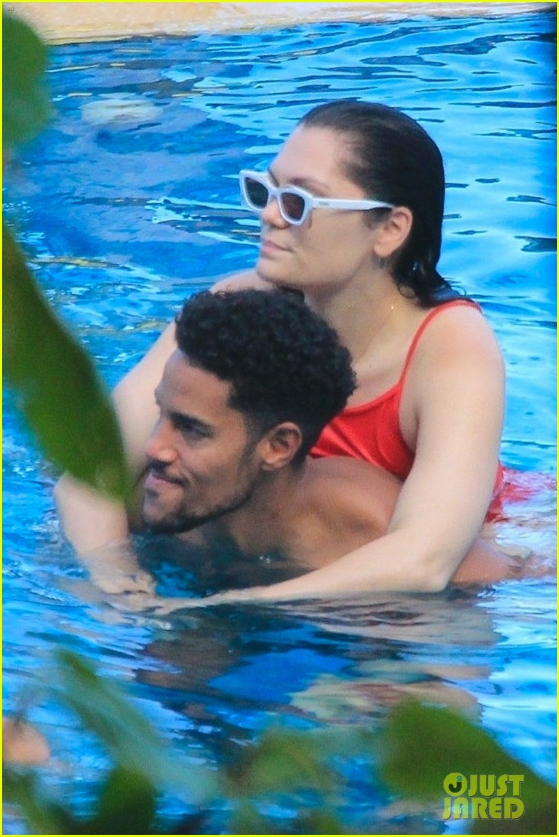 jessie j vacations with chanan colman vacation in rio 014814148