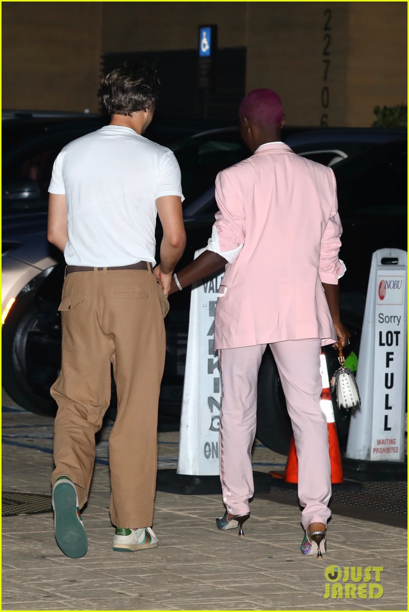 Joshua Jackson & Jodie TurnerSmith Hold Hands on Date Night in Malibu(01)