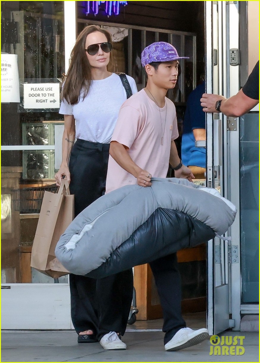angelina jolie dog shopping with son pax 014812094