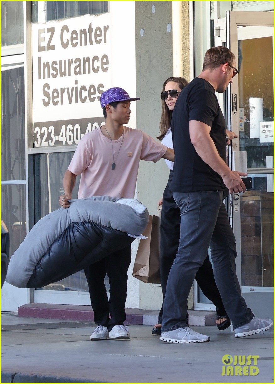 Angelina Jolie Goes Shopping for Pets Supplies with Son Pax, 18: Photo