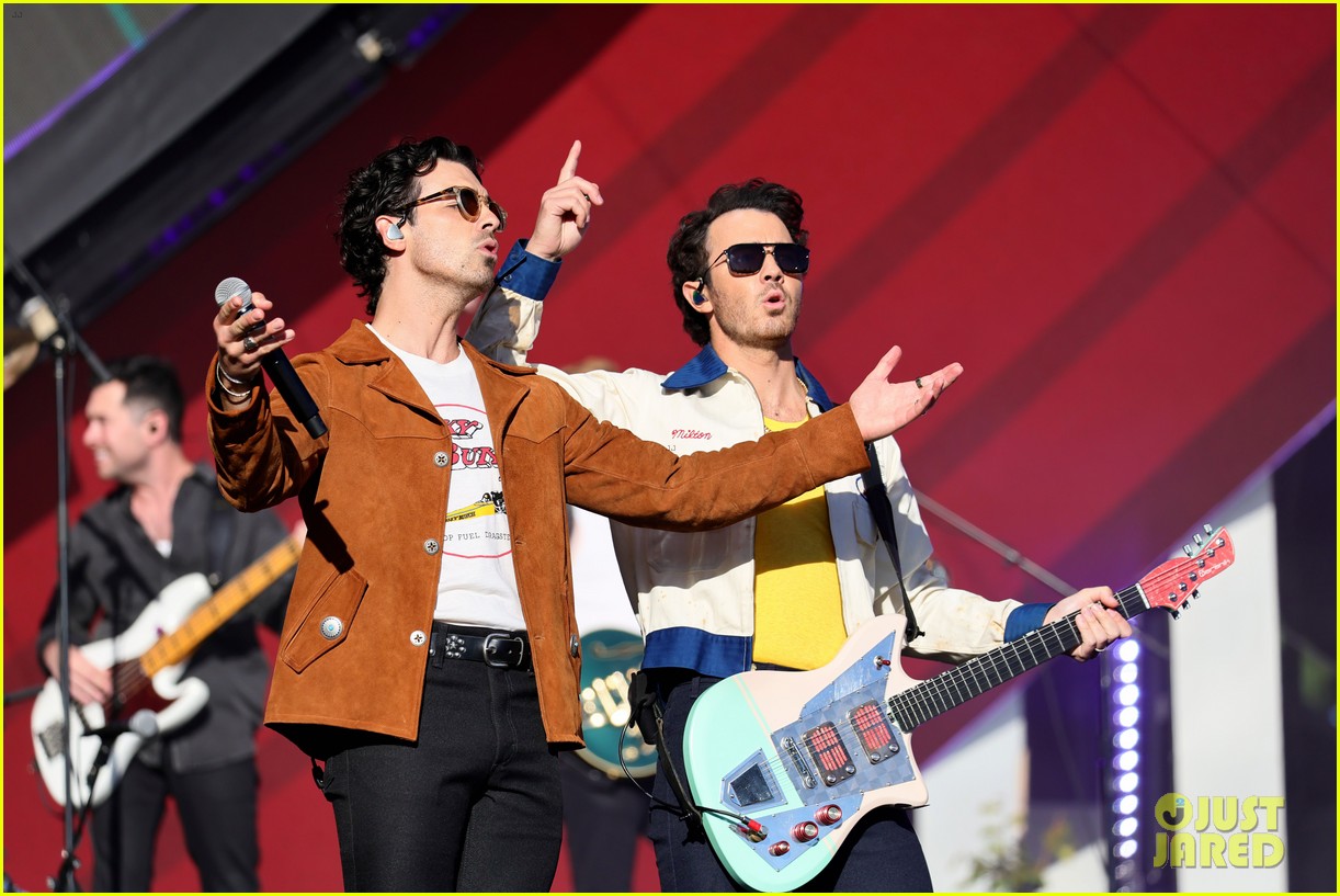 Nick, Joe, & Kevin Jonas Rock the Stage at Global Citizen Festival 2022 with Host Priyanka