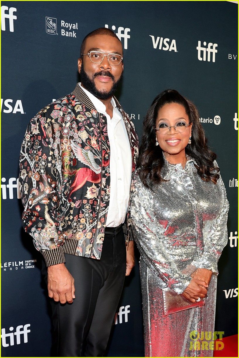 Oprah Winfrey Dazzles in Silver Dress at TIFF Premiere of 'Sidney