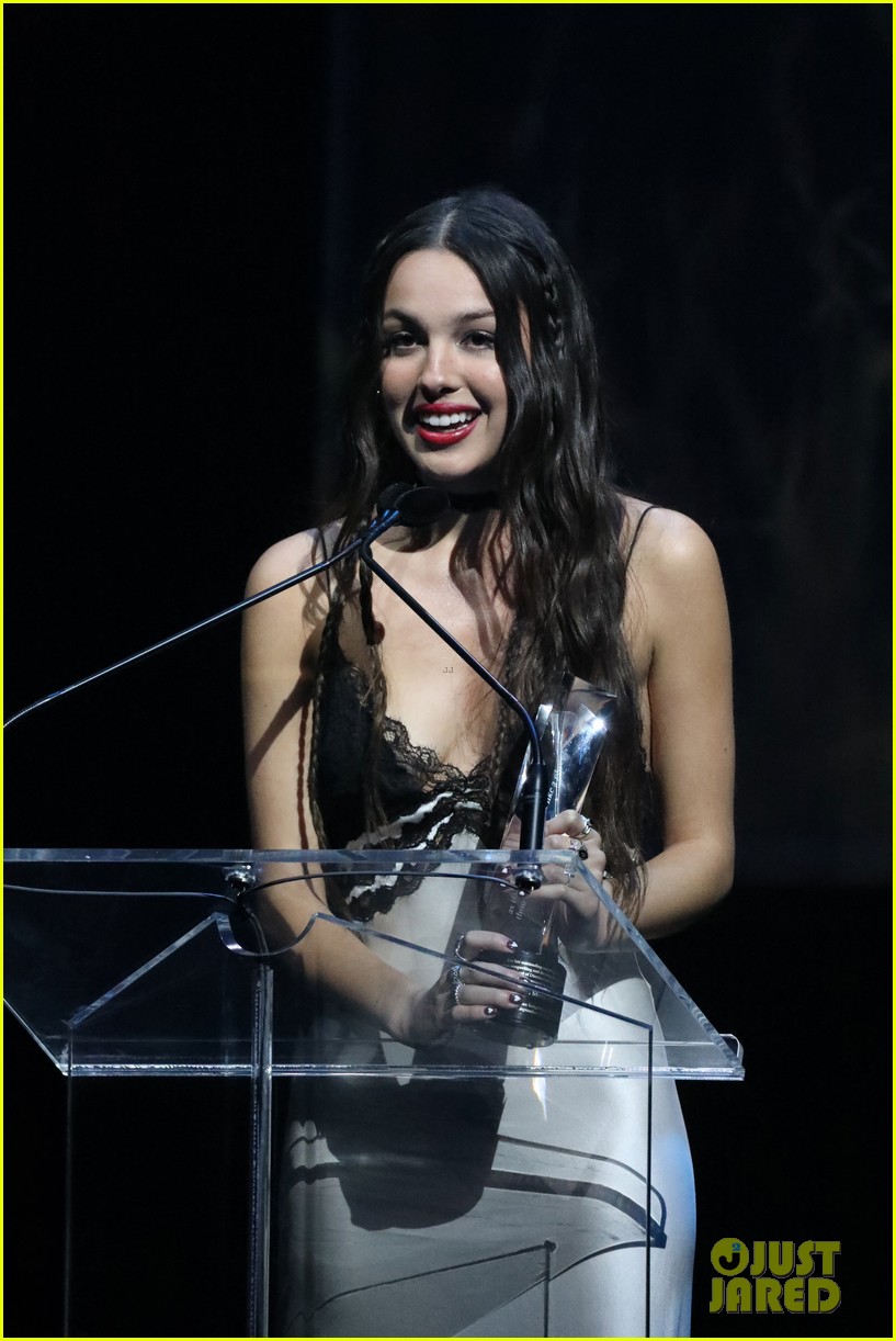 olivia rodrigo inducts alanis morissette canadian songwriters hall of fame 154827516