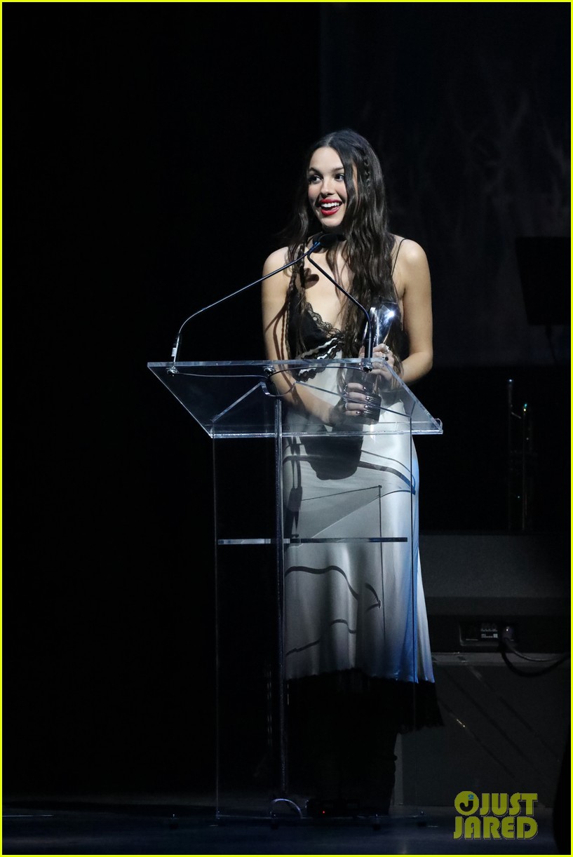 olivia rodrigo inducts alanis morissette canadian songwriters hall of fame 174827518