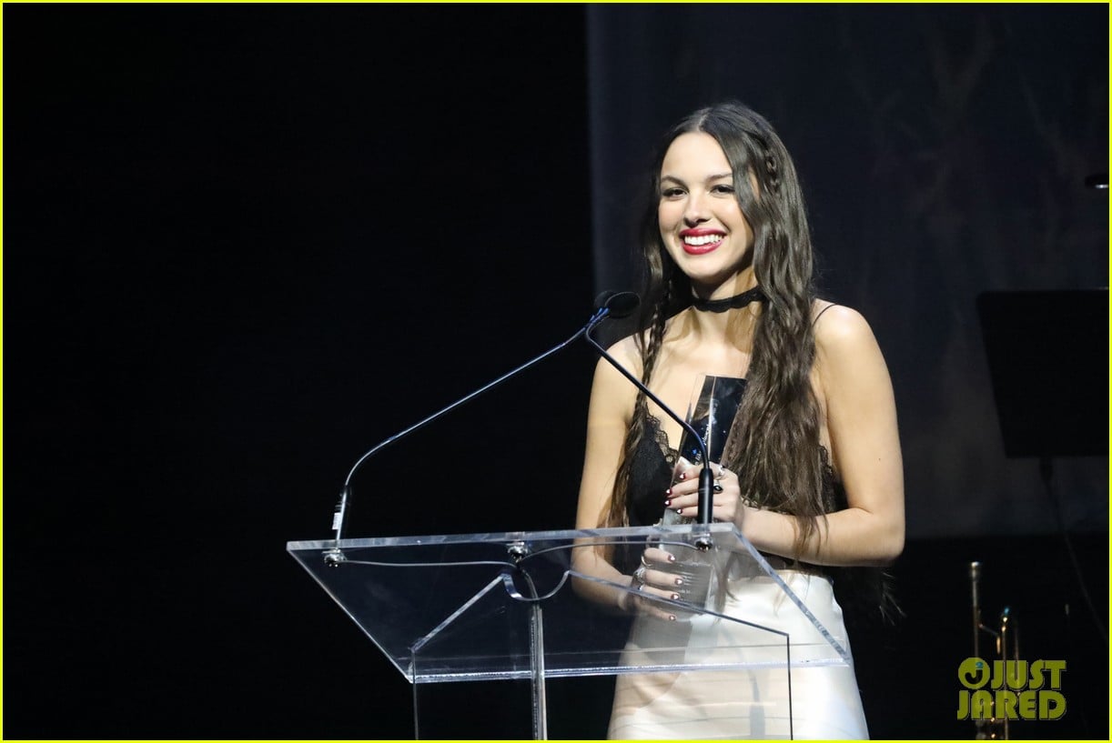 olivia rodrigo inducts alanis morissette canadian songwriters hall of fame 194827520
