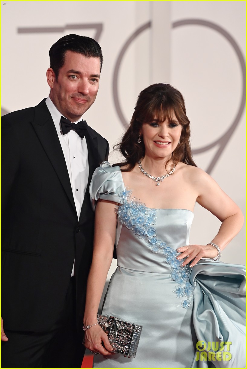 Zooey Deschanel & Jonathan Scott Kiss at 'Dreamin' Wild' Premiere at