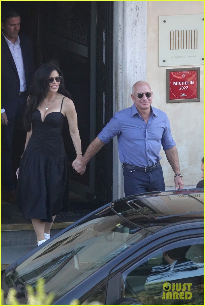 Jeff Bezos & Girlfriend Lauren Sanchez Go Sightseeing at the Colosseum(01)
