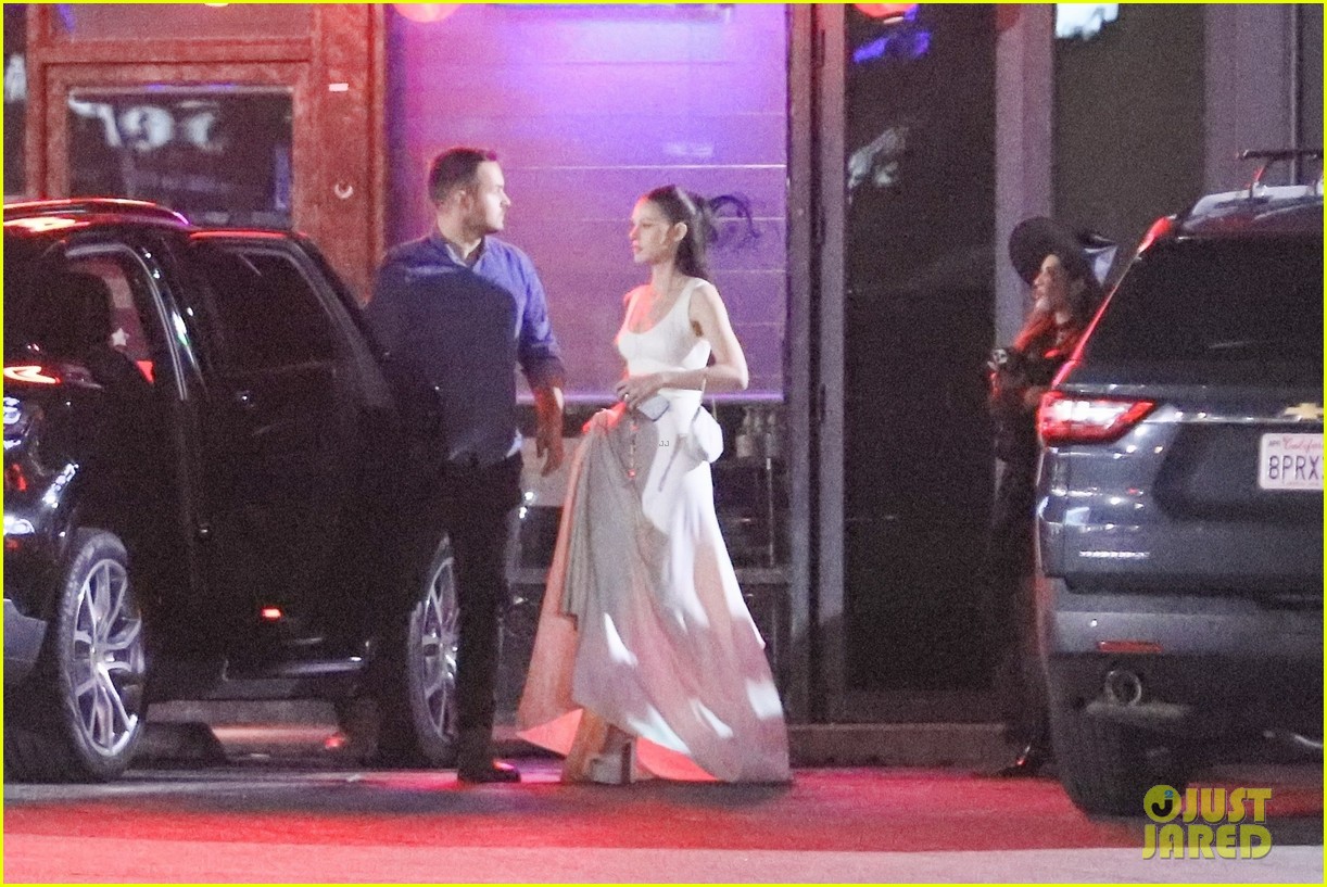 brooklyn-beckham-nicola-peltz-dress-up-as-romeo-juliet-for