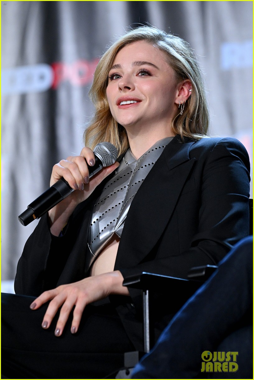 Chloe Moretz & 'The Peripheral' Cast Members Attend New York Comic Con ...