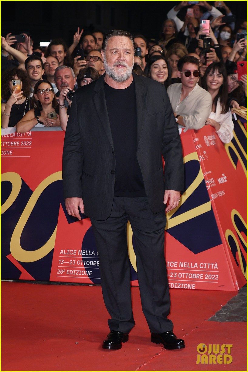 Russell Crowe Girlfriend Britney Theriot Make Red Carpet Debut 