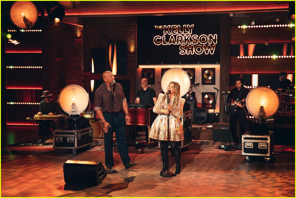 Kelly Clarkson Duets with Dwayne Johnson Watch Them Cover a Loretta
