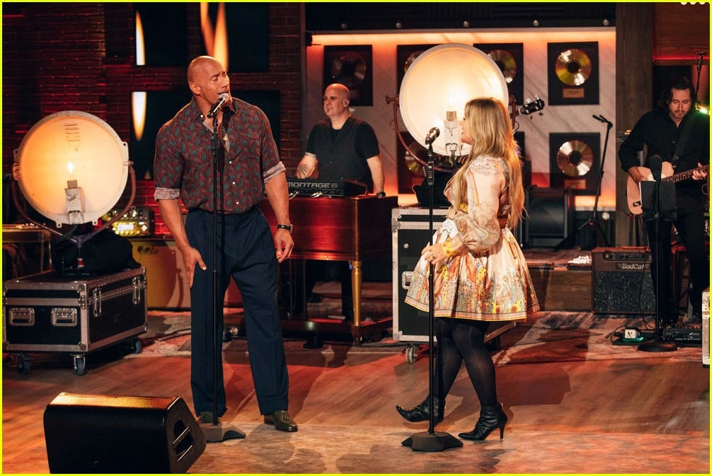 Kelly Clarkson Duets with Dwayne Johnson Watch Them Cover a Loretta