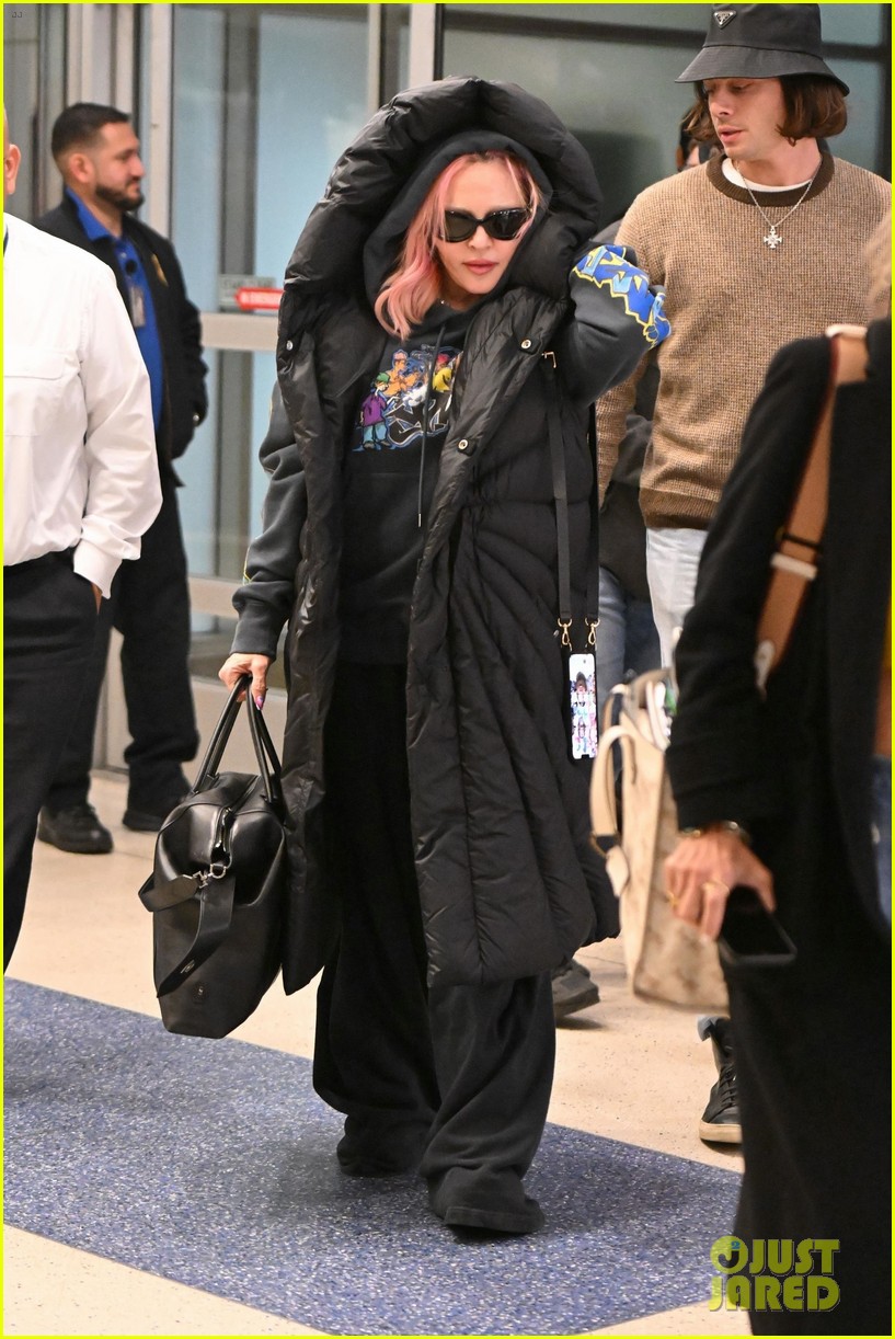 madonna catches flight out of jfk airport 014833018
