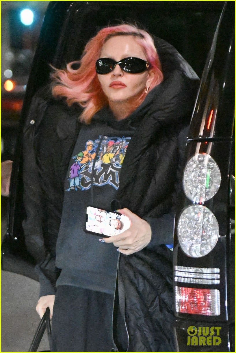 madonna catches flight out of jfk airport 024833019