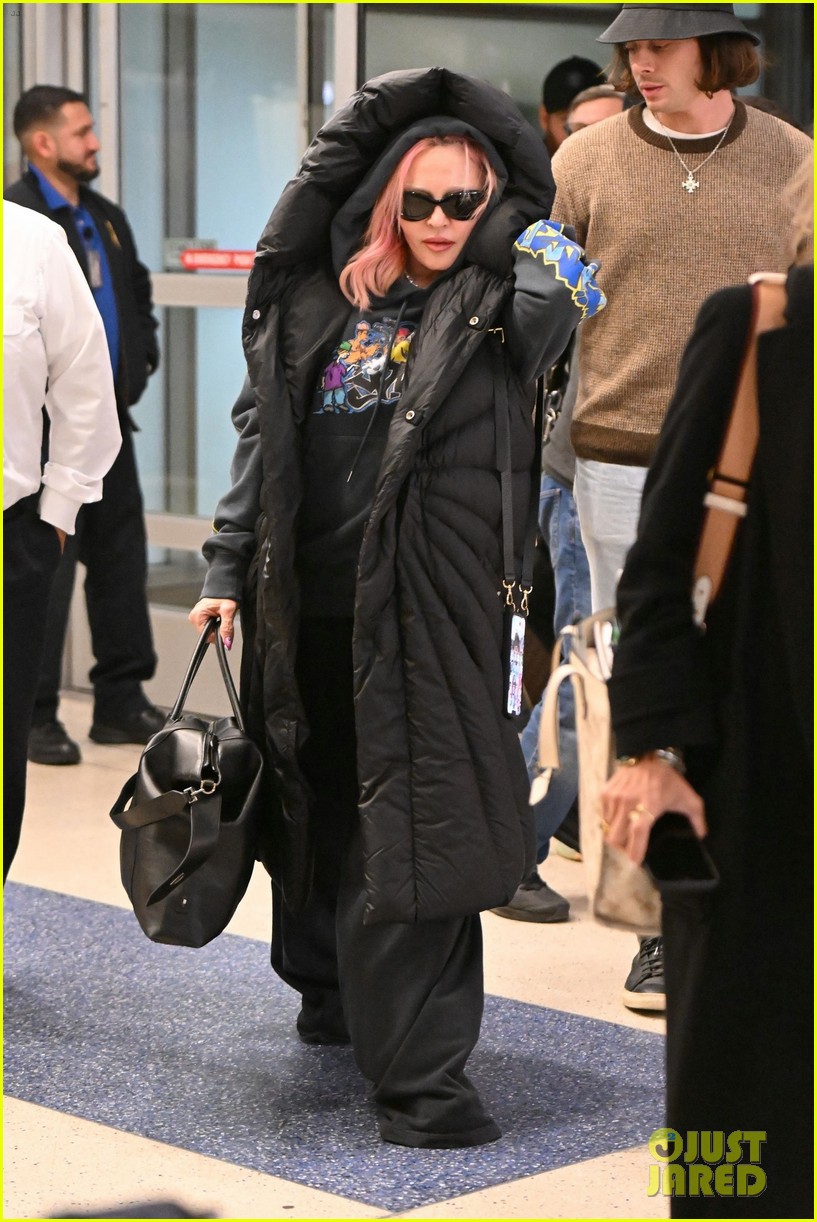 madonna catches flight out of jfk airport 054833022