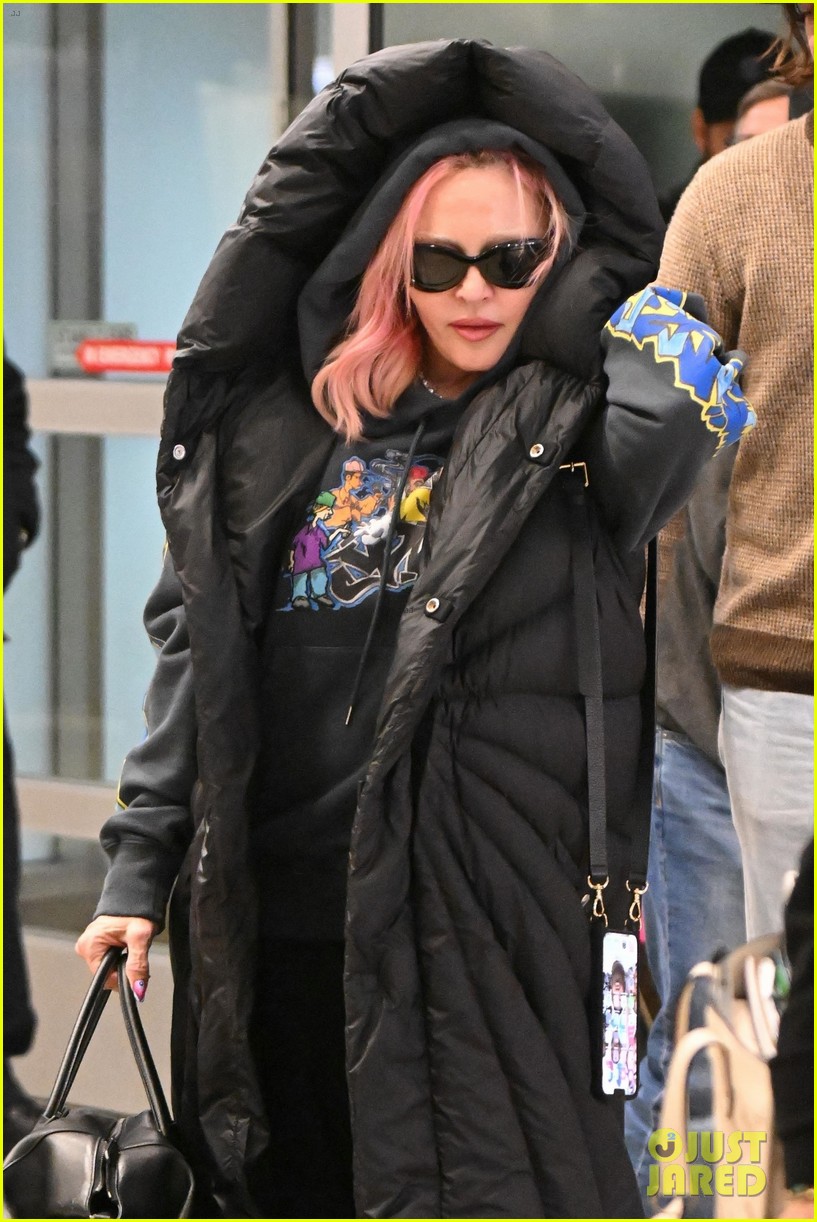 madonna catches flight out of jfk airport 074833024