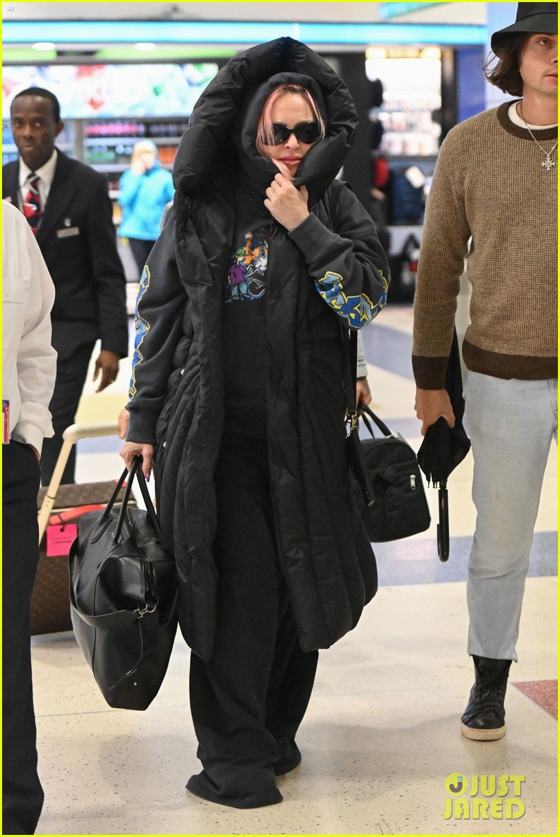 madonna catches flight out of jfk airport 08