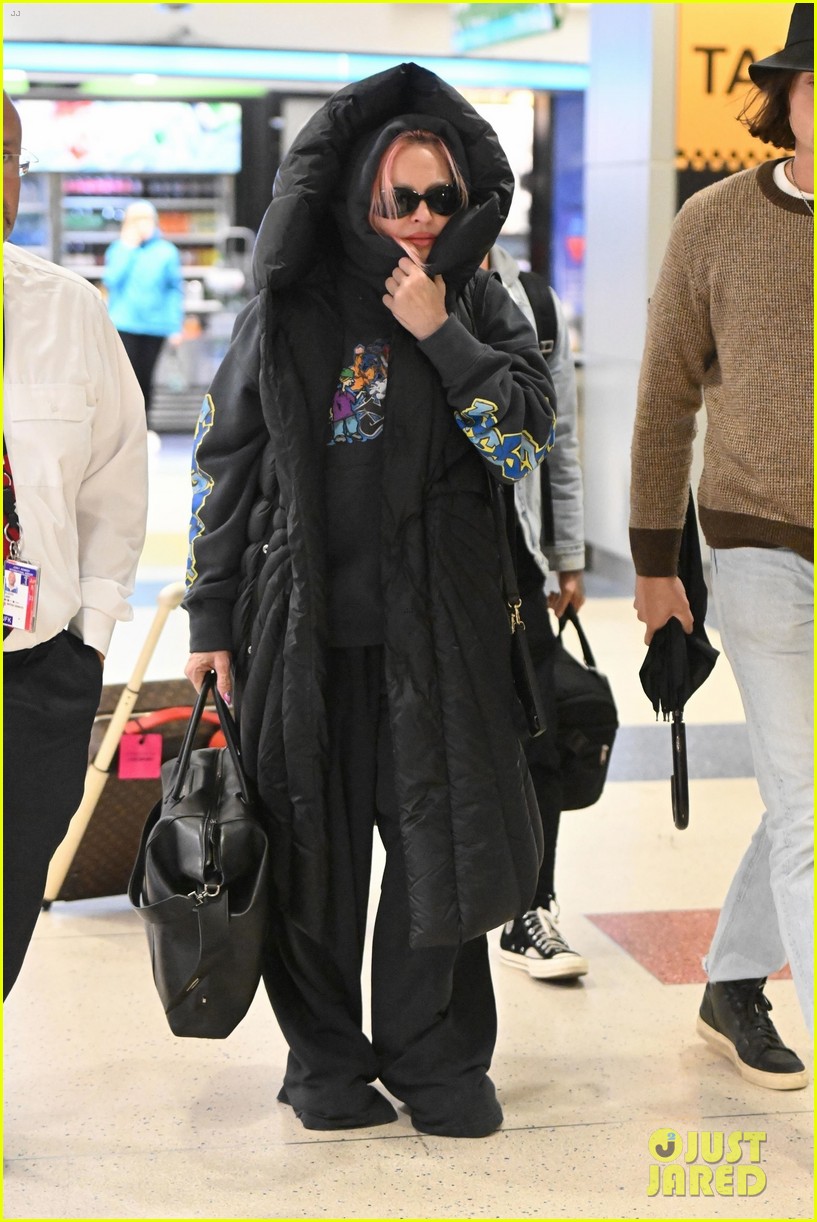 madonna catches flight out of jfk airport 104833027