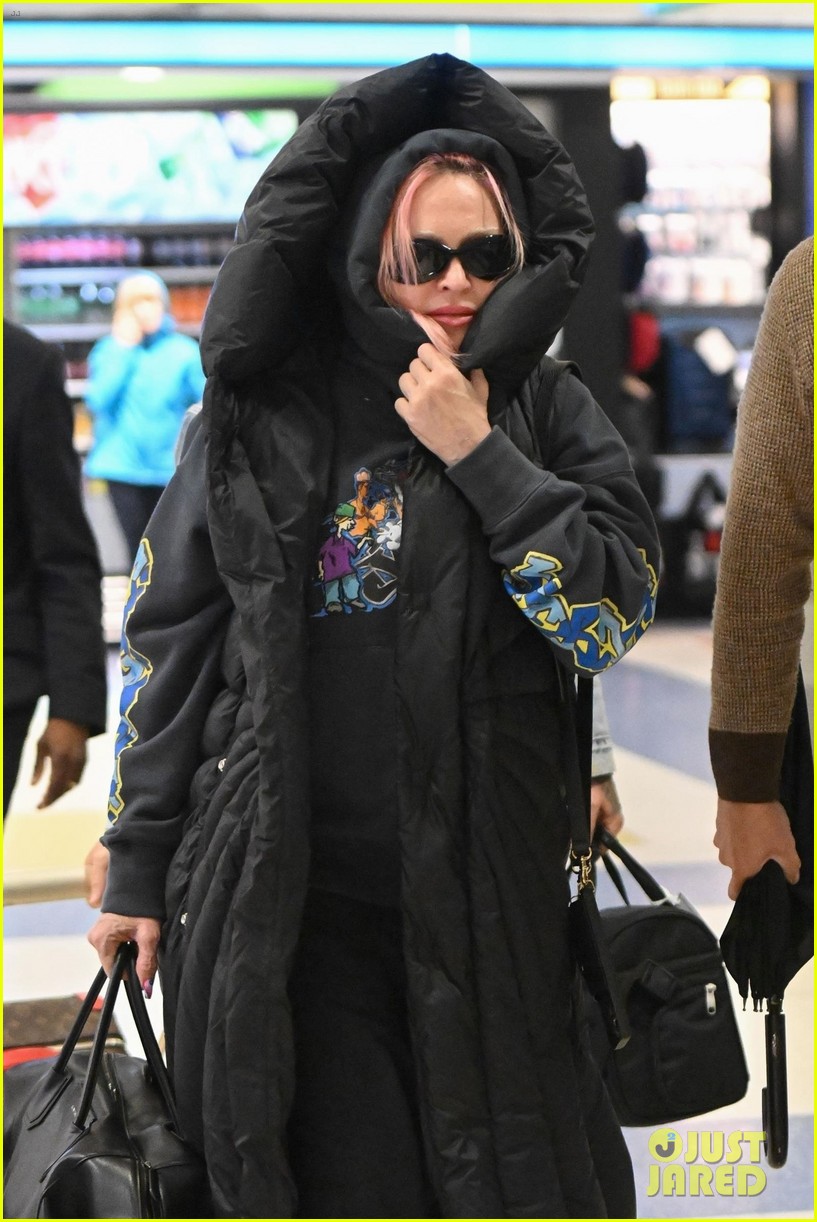 madonna catches flight out of jfk airport 124833029