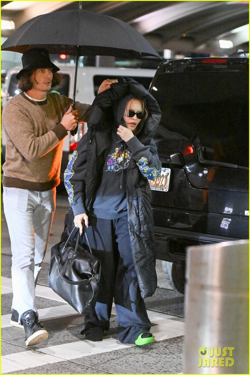 madonna catches flight out of jfk airport 164833033