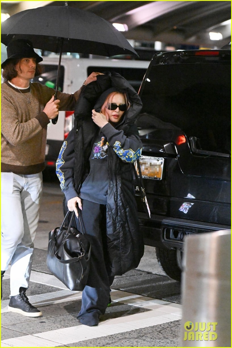 madonna catches flight out of jfk airport 184833035