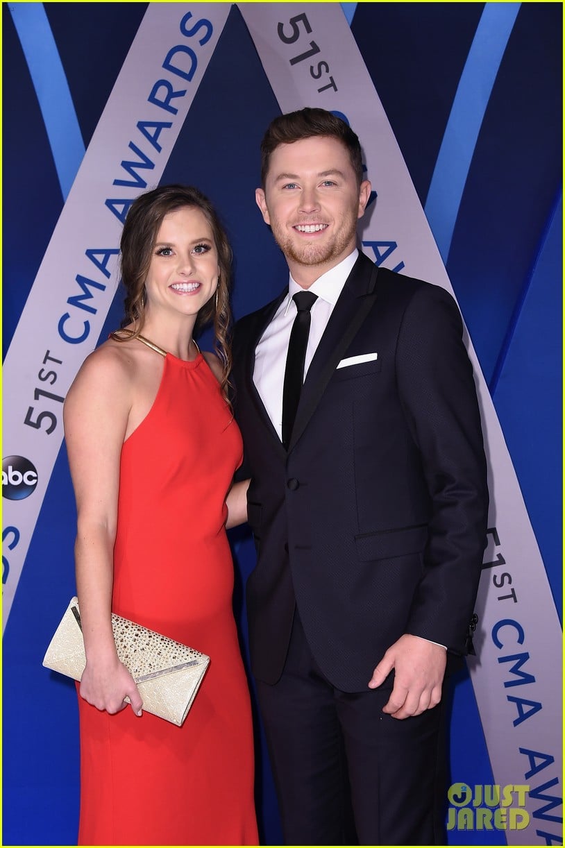 Scotty McCreery & Wife Gabi First Child Together! Photo
